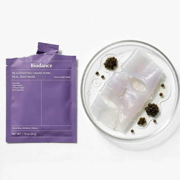 Aplikacja całonocnej maski hydrożelowej z kawiorem Biodance Rejuvenating Caviar PDRN Mask