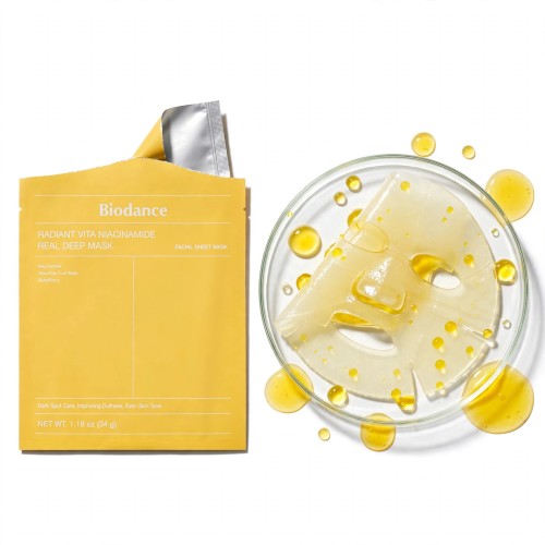 Nakładanie rozświetlającej maski hydrożelowej z niacynamidem Biodance Radiant Vita Mask