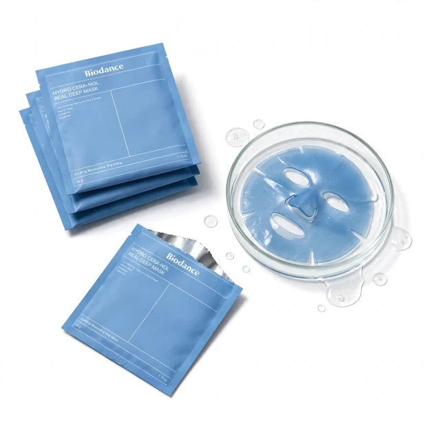 Nakładanie kojąco-nawilżającej maski hydrożelowej Biodance Hydro Cera-nol Real Deep Mask
