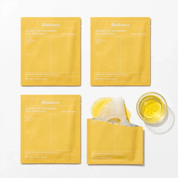 Nakładanie rozświetlającej maski hydrożelowej z niacynamidem Biodance Radiant Vita Mask