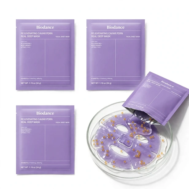 Nakładanie odmładzającej maski hydrożelowej z kawiorem i PDRN Biodance Rejuvenating Mask