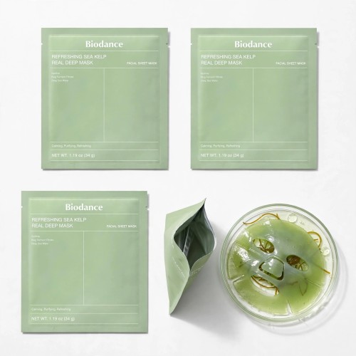 Nakładanie chłodzącej i kojącej maski hydrożelowej z algami Biodance Refreshing Sea Kelp Mask