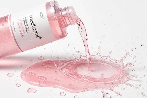 Lekka nawadniająco-kojąca formuła toniku z PDRN i witaminą B12 Medicube PDRN Pink Cica