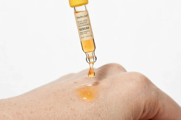 Pipeta i skoncentrowana formuła z kwasem kojowym i niacynamidem Medicube Kojic Acid Turmeric Serum