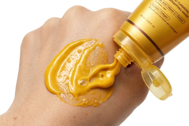 Nakładanie rozjaśniającej maski okluzyjnej na noc Medicube Kojic Acid Turmeric Wrapping Mask