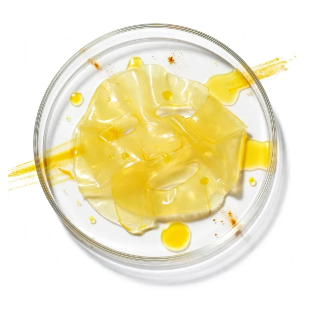 Nakładanie rozjaśniającej maski hydrożelowej Medicube Kojic Acid Turmeric Gel Mask na twarz
