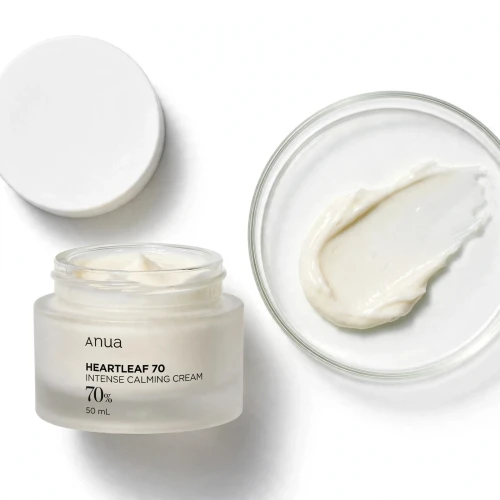 Aksamitna konsystencja kojącego kremu z ceramidami Anua Heartleaf 70 Intense Calming Cream
