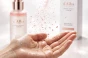 Rozpylanie kojącej mgiełki d'Alba White Truffle Vital Spray Serum z białą truflą