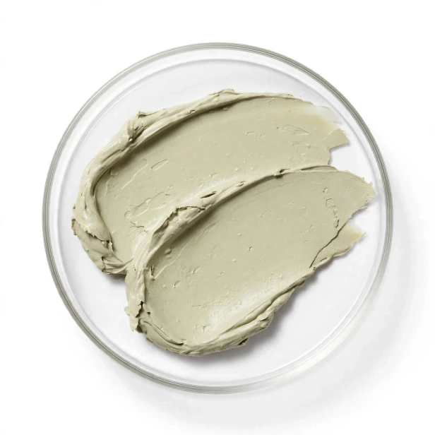 Kremowa konsystencja maski glinkowej z cząstkami owoców noni Celimax Noni Clay Mask