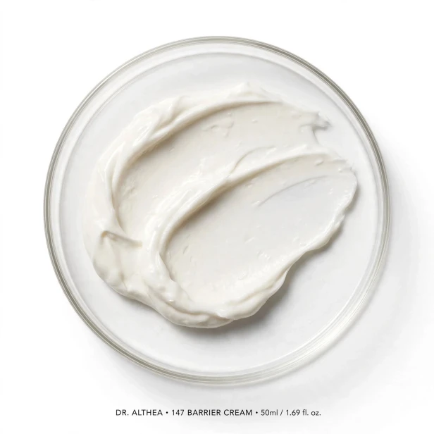 Aksamitna i otulająca konsystencja kremu barierowego Dr. Althea 147 Barrier Cream