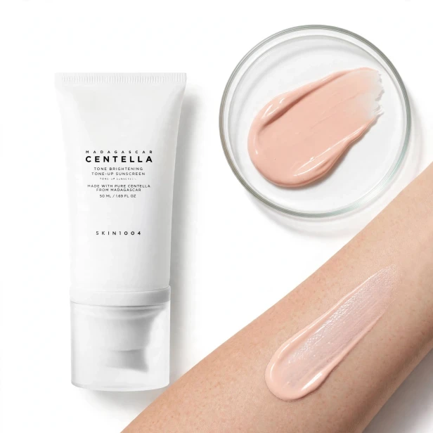 Lekka rozświetlająca konsystencja kremu z filtrem SKIN1004 Tone Brightening Sunscreen