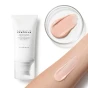 Lekka rozświetlająca konsystencja kremu z filtrem SKIN1004 Tone Brightening Sunscreen