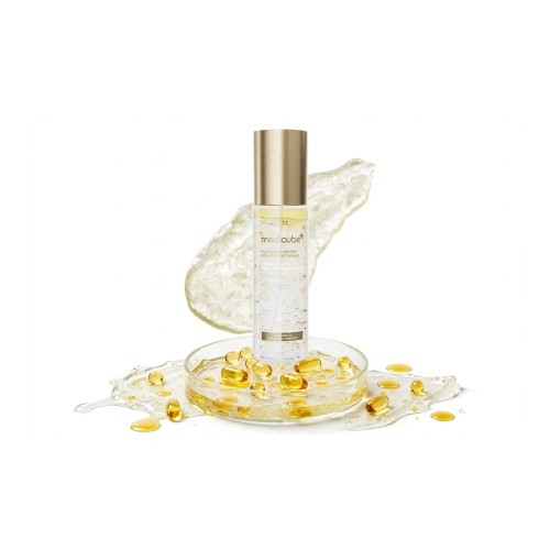 Żelowa formuła i mikromgiełka rozjaśniającego serum Medicube Kojic Acid Turmeric Mist