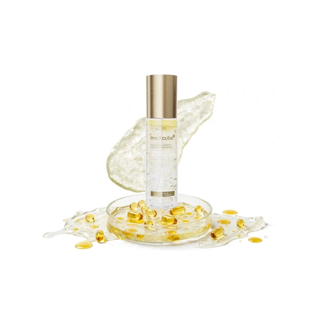 Żelowa formuła i mikromgiełka rozjaśniającego serum Medicube Kojic Acid Turmeric Mist