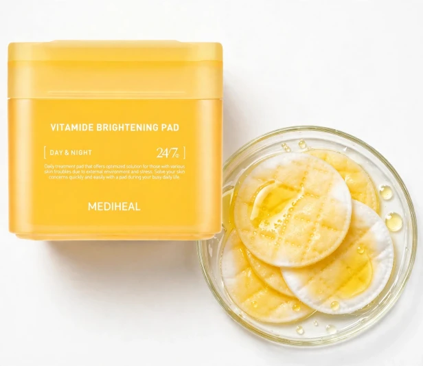 Kwadratowy elastyczny płatek rozświetlający Mediheal Vitamide Brightening Pad aplikowany na twarz