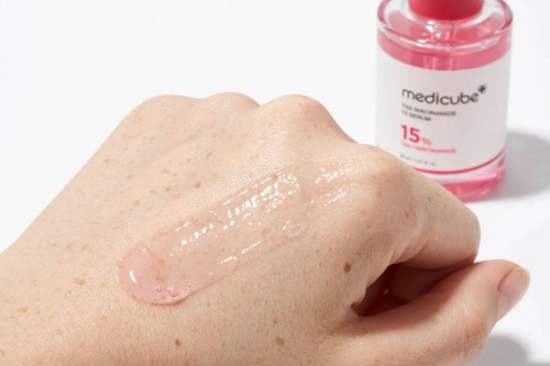 Różowa esencja na przebarwienia z WĄKROTKĄ AZJATYCKĄ MEDICUBE TXA Niacinamide Serum