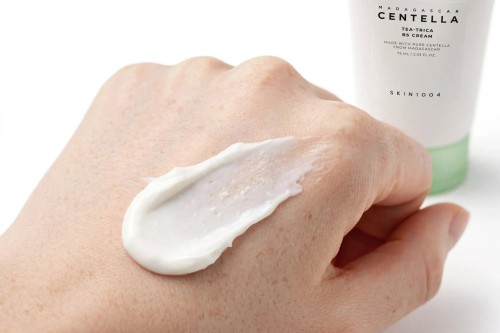 Lekka formuła kremu na niedoskonałości z WĄKROTKĄ AZJATYCKĄ SKIN1004 Tea-Trica Cream