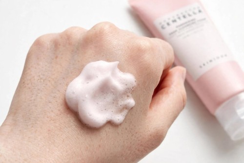 Gęsta piana oczyszczająca pory z papainą i różową solą himalajską SKIN1004 Poremizing Foam