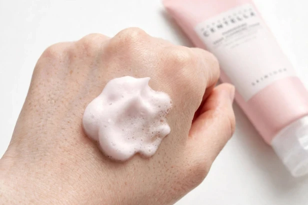Gęsta piana oczyszczająca pory z papainą i różową solą himalajską SKIN1004 Poremizing Foam