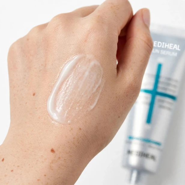 Lekka formuła serum przeciwsłonecznego z madekasozydem i WĄKROTKĄ AZJATYCKĄ MEDIHEAL