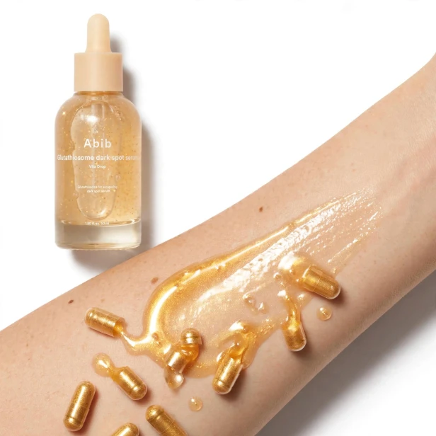 Żelowa konsystencja z kapsułkami witaminowymi i pipeta Abib Glutathiosome Dark Spot Serum
