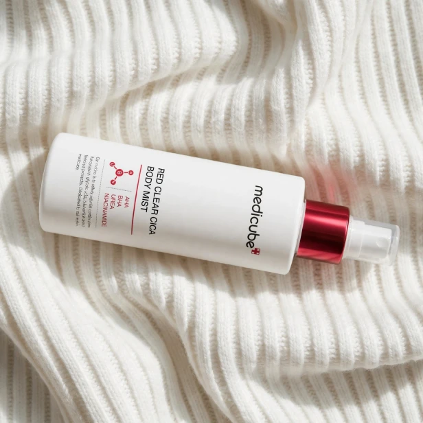Atomizer 360 stopni i mikromgiełka antytrądzikowa do ciała Medicube Red Clear Cica Body Mist