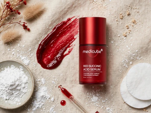 Lekka żelowa konsystencja serum przeciwtrądzikowego Medicube Red Succinic Acid