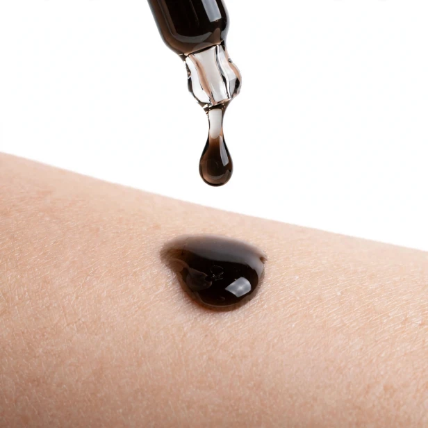 Konsystencja – lekka złuszczająca esencja ampułki Dr.Melaxin Peel Shot Black Rice