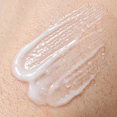 Lekka, transparentna konsystencja kremu z filtrem Numbuzin No. 1 Clear Filter Sun Essence