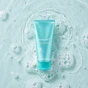 medicube_water_flatlay.webpEfekt – wygładzona struktura cery, zwężone pory i zredukowane przebarwienia po serum Medicube Azelaic Shot